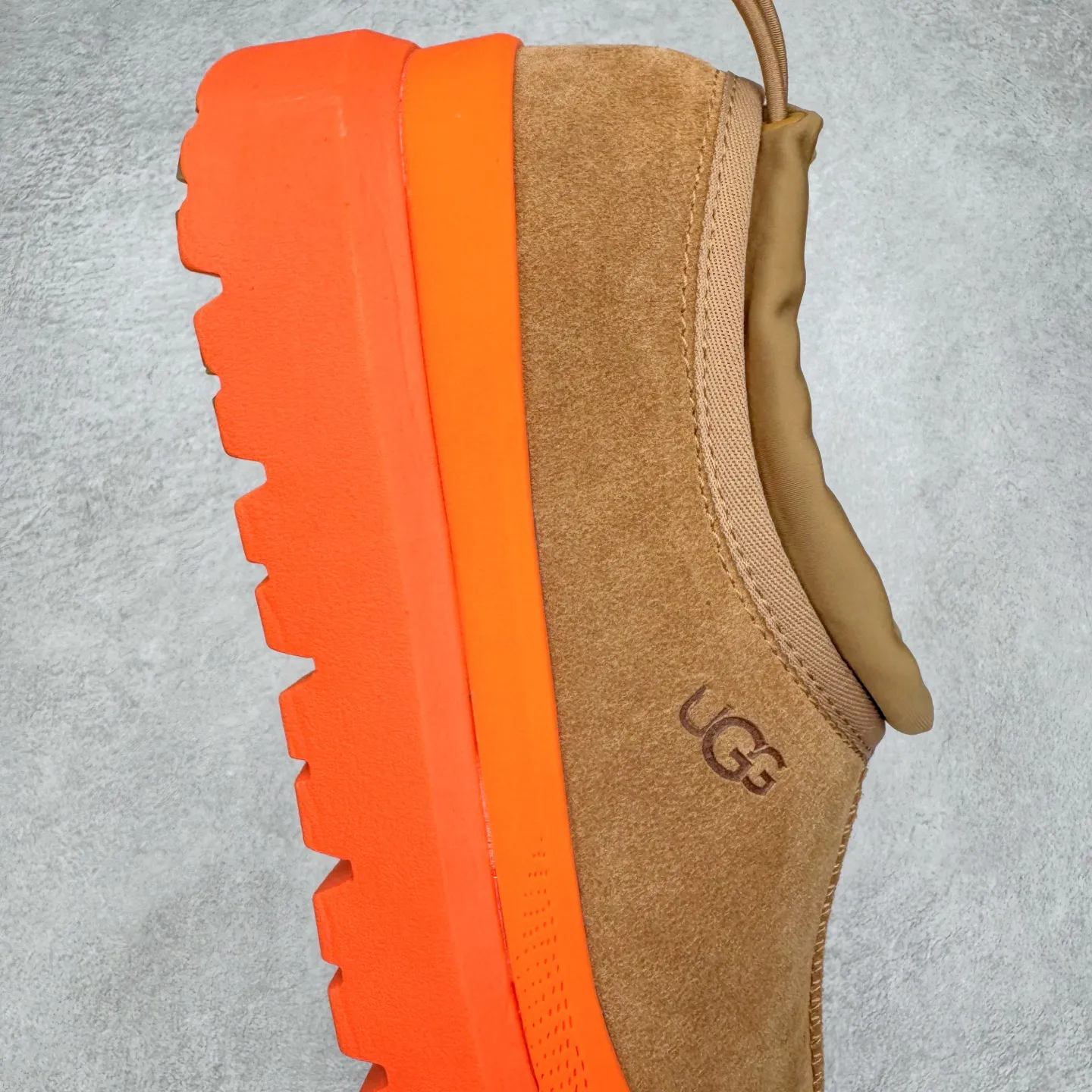 Pick up locally 💰640 UGG 4096 Tasman shallow mouth autumn and winter sheep fur integrated snow boots. All shoes are made from the same factory as ZP. Longfeng A-grade Australian imported sheep fur integrated men's and women's boots. Brand OEM production line. Fully follow the ZP process. OEM original pattern maker. Adhering to the principle of no original shoes and no development selection. Pay attention to every detail. The most authentic version on the market. TREADLITE "Light Wing" technology outsole. Lightweight/durable/flexible/pile size: 35 36 37 38 39 40 41 42 43 44 45 Coding: by3936030